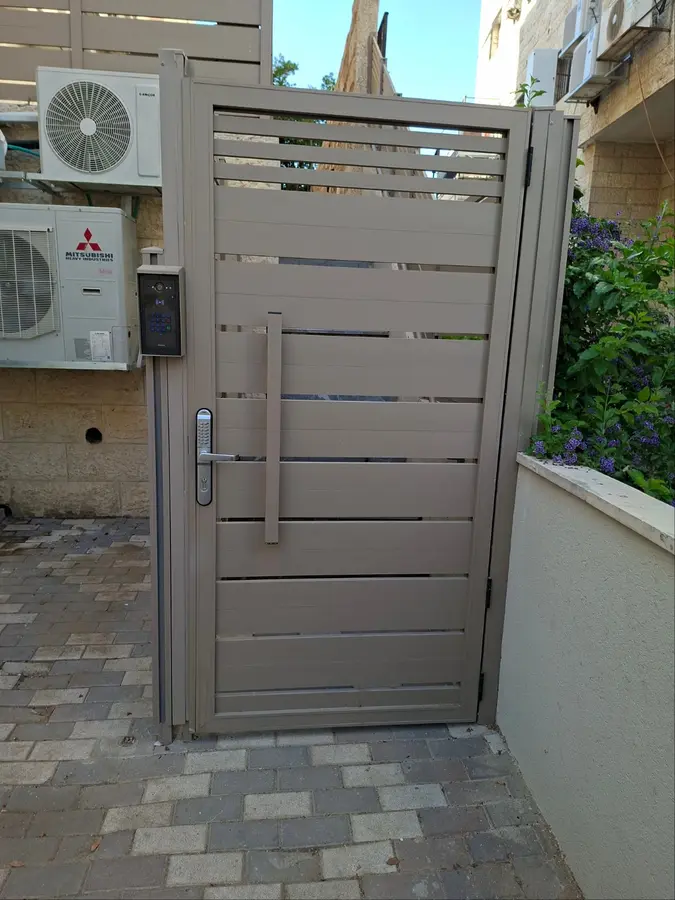 שער כניסה עם מנעול קוד מכני GELEM